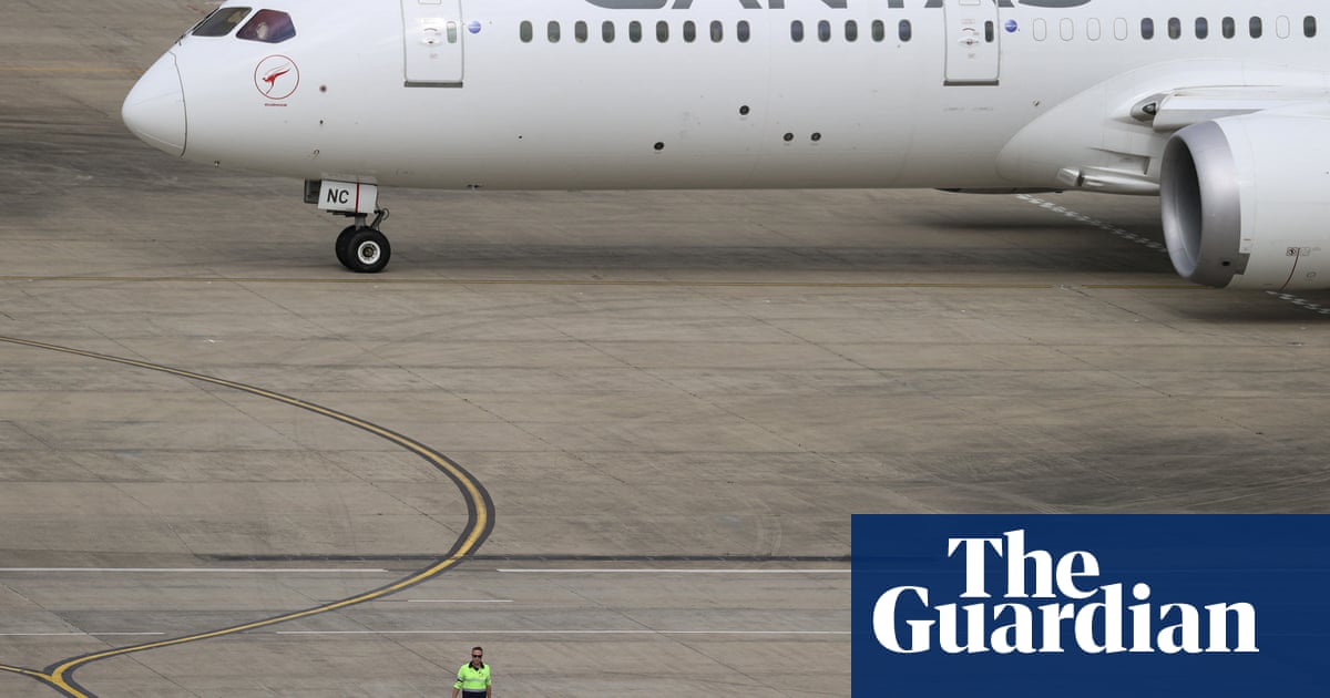 Qantas engineers warn of ‘flight disruptions’ in Sydney, Melbourne, Brisbane as they walk off job over pay | Qantas