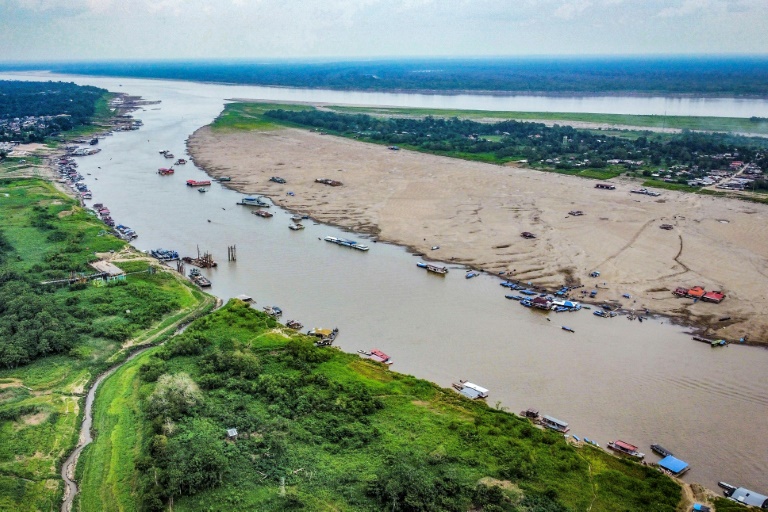 Low water levels in the Amazon have prevented access for barges that supply food, drinking water and fuel to communities (Santiago RUIZ)