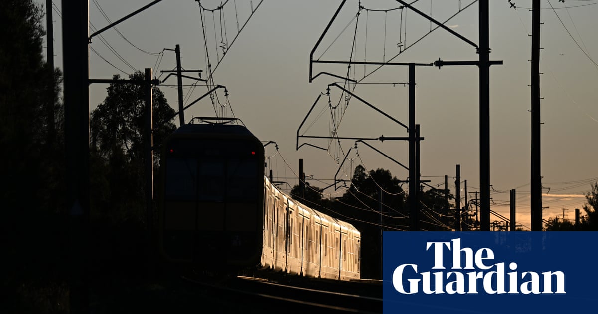 Broken rail in central Sydney causes delays and cancelled trains across network | Rail transport