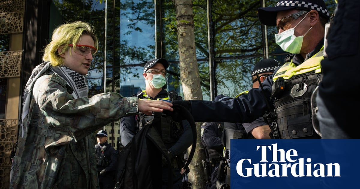 Up to 100 anti-war protesters injured outside Melbourne weapons expo, advocates say, as police accused of ‘riot-type’ response | Melbourne