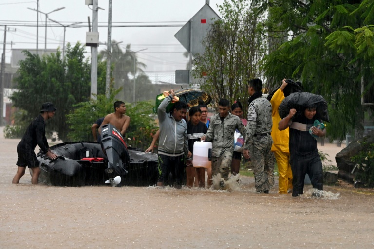 Mexican police and members of the National Guard help residents of Acapulco after Hurricane John caused major flooding (Francisco Robles)