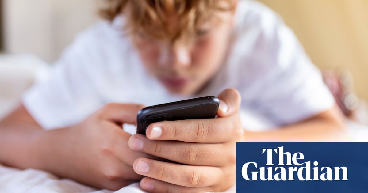 UK parents join pact to withhold smartphones from children under 14 | Smartphones