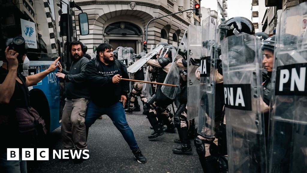 Clashes outside Argentine Congress after veto of pension rise