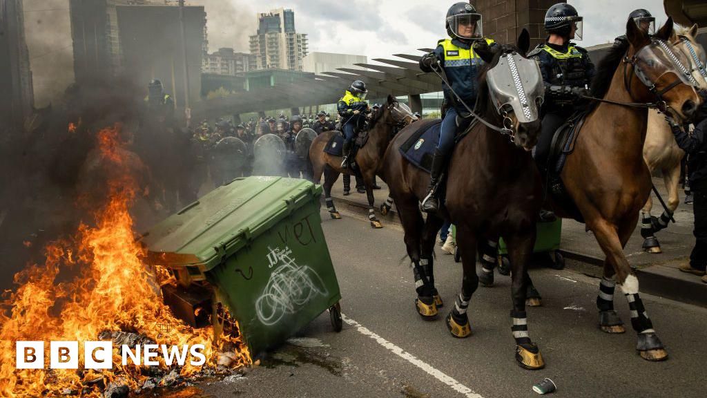 Dozens arrested after clashes at Melbourne anti-war protest