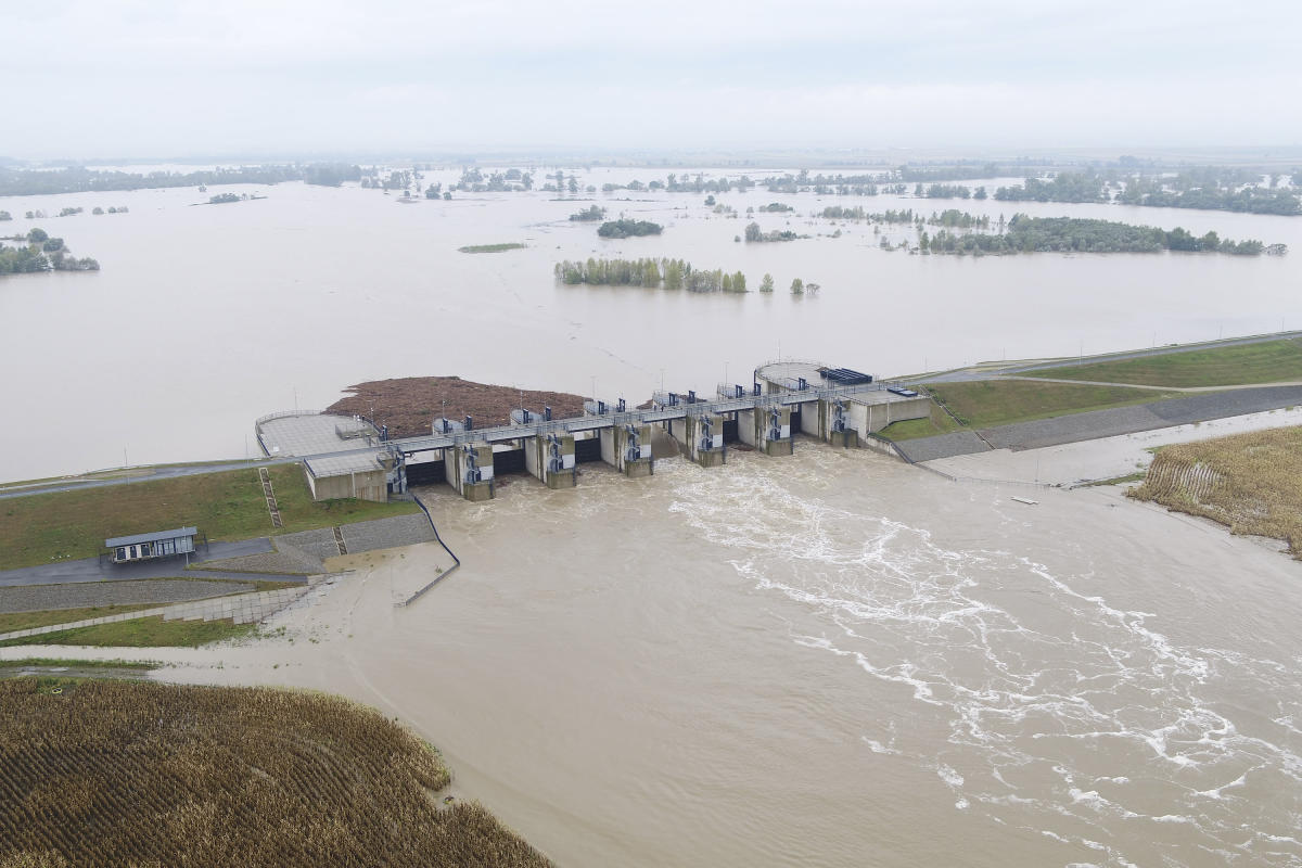 Poland's death toll from floods rises to 9 after 2 more bodies found