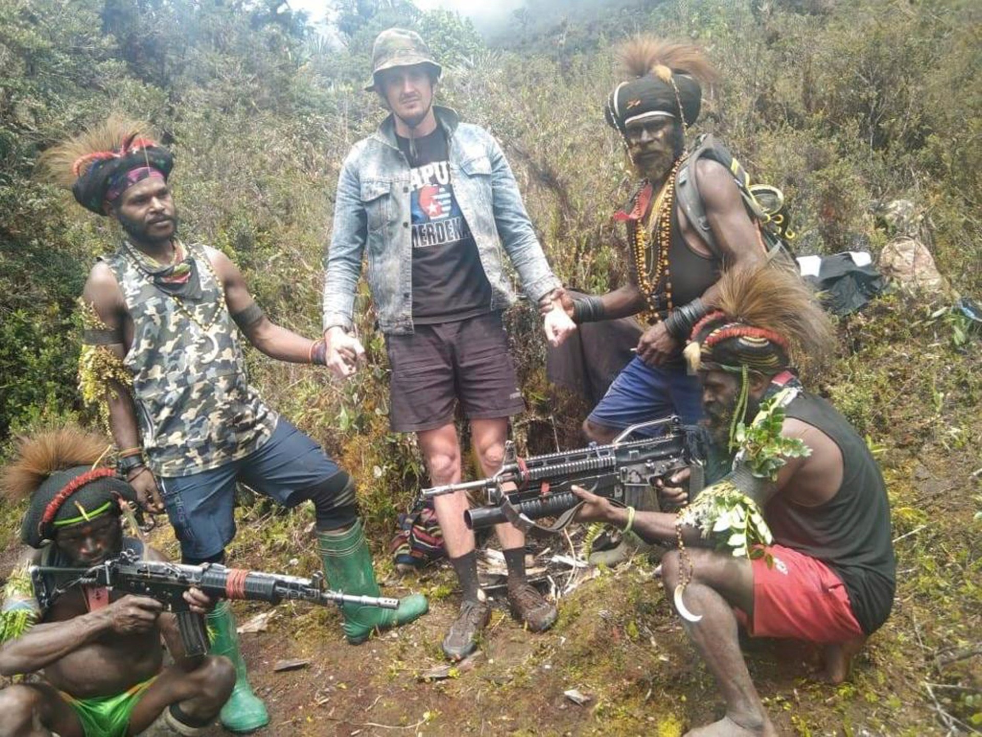 Indonesian pilot Phillip Mehrtens freed by Papua rebels after 19 months | Conflict News