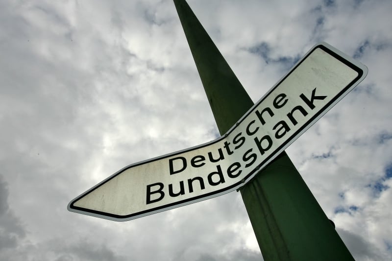 A sign in Frankfurt am Main points to the headquarters of the German Bundesbank, the central bank of Germany. Marius Becker/dpa