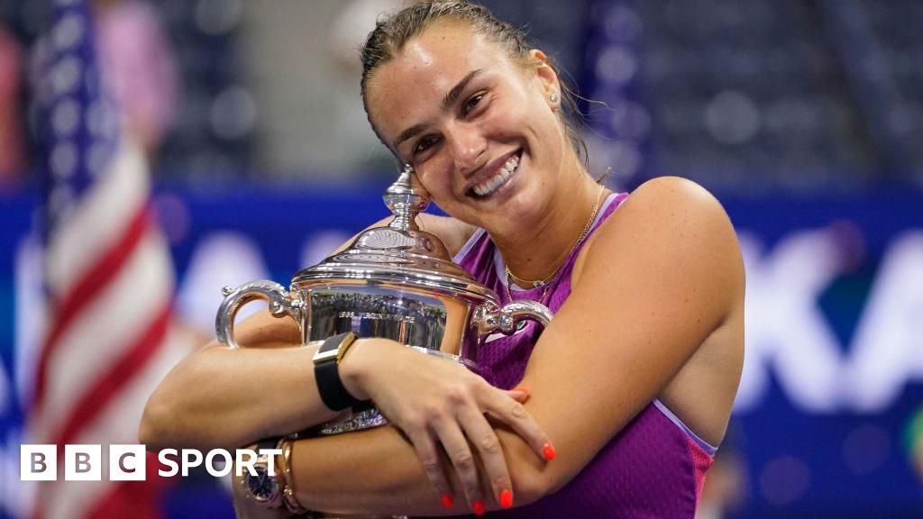 Aryna Sabalenka hugs the US Open trophy