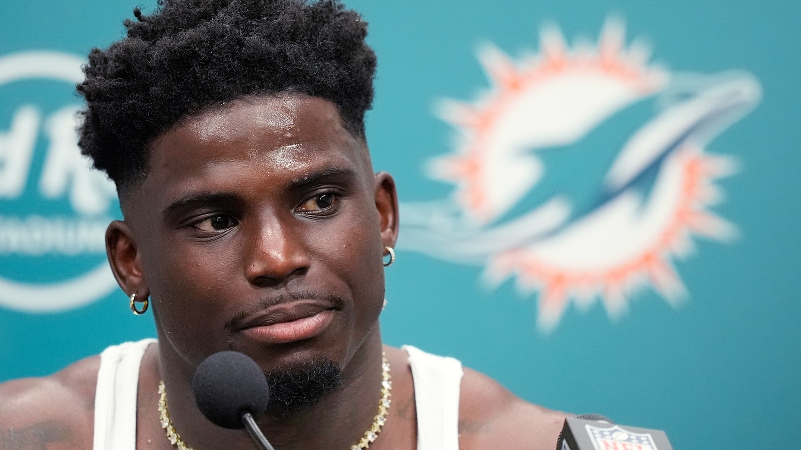 'Violent conduct': Miami Dolphins speak out after Tyreek Hill handcuffed on ground in traffic stop