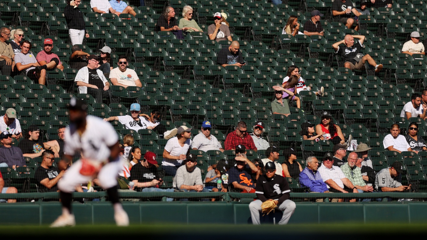 As the White Sox narrowly avoid loss #121, fans bid farewell to a season to forget : NPR