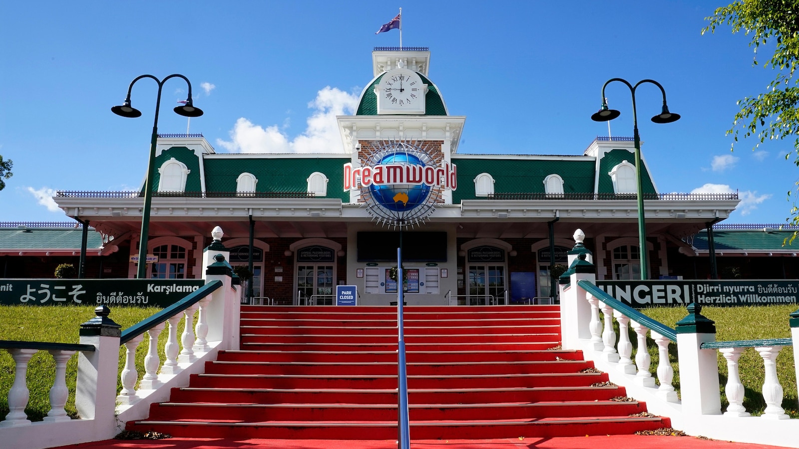 Tiger bites handler at Australian amusement park