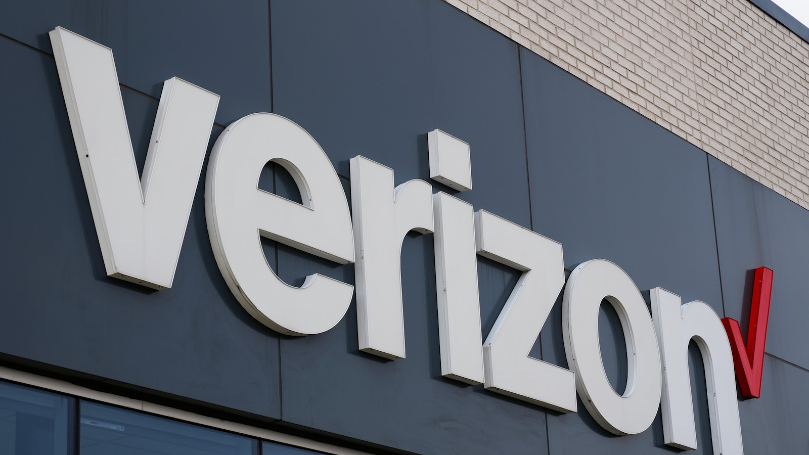 Verizon is buying Frontier in $20B deal to strengthen its fiber network