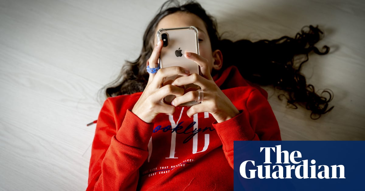 ‘Fear of missing out’ keeping girls and young women online despite sexism | Social media