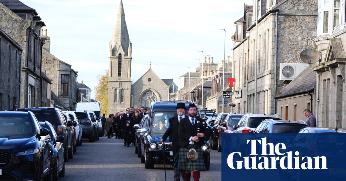 Mourners say goodbye to ‘political giant’ Alex Salmond at his funeral | Alex Salmond