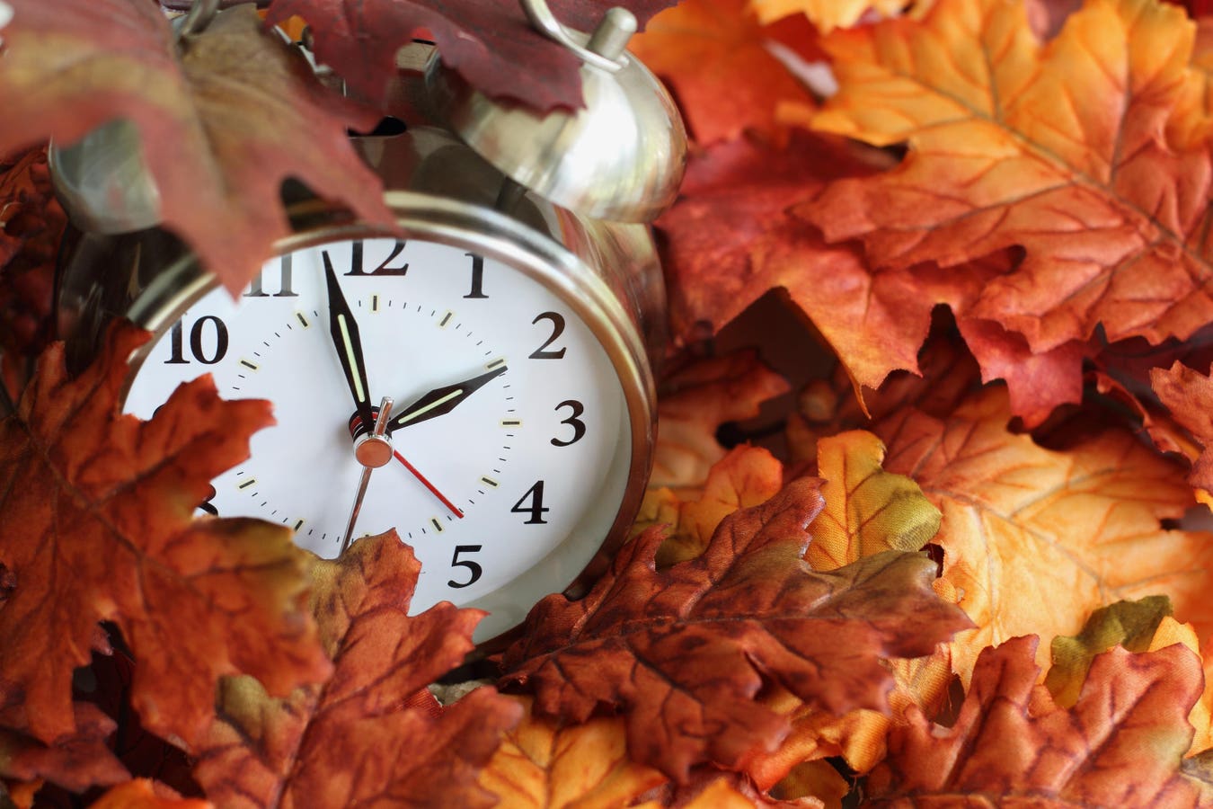 3 Tips To Adjust Your Sleep Schedule For Daylight Savings Transition