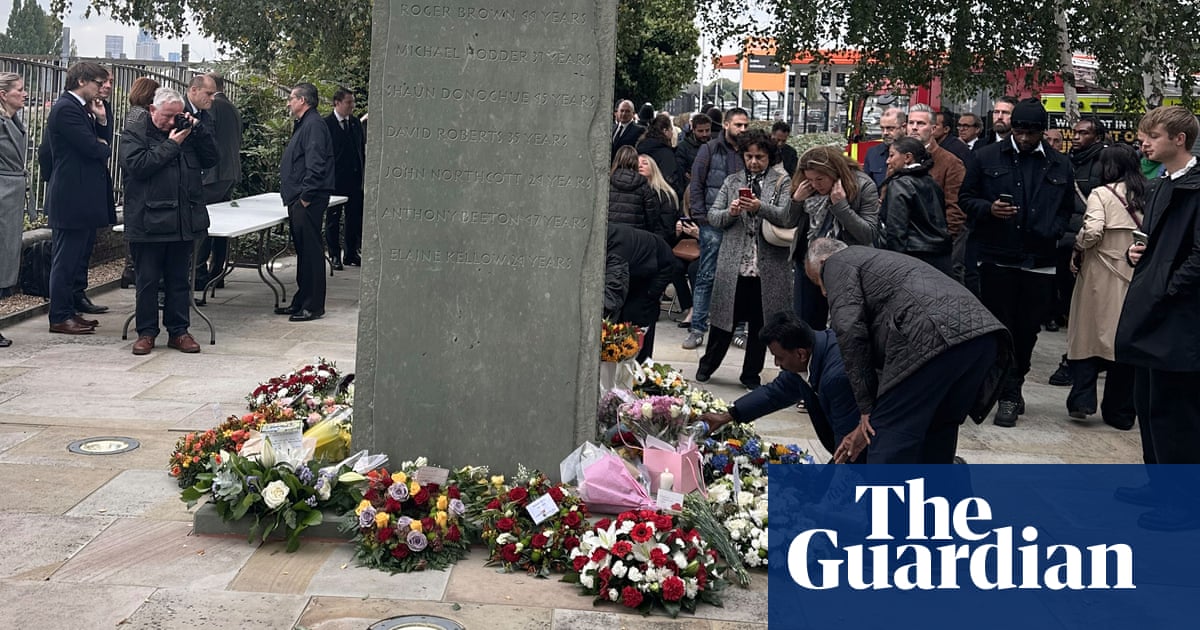 Families lay wreaths to mark 25 years since Ladbroke Grove rail crash | Train crashes