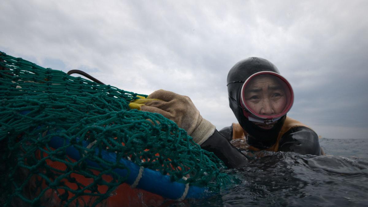 How South Korea's 'real-life mermaids' made Malala want to learn to swim