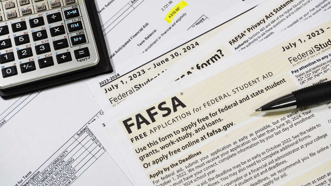 The FAFSA debacle has followed college students into the school year : NPR