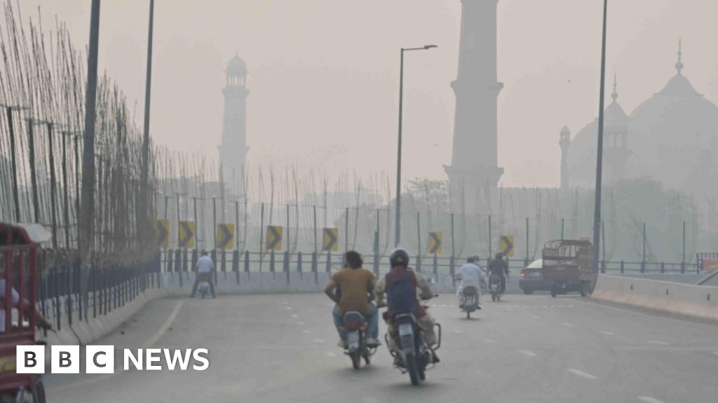 Schools close in Lahore as pollution hits record level