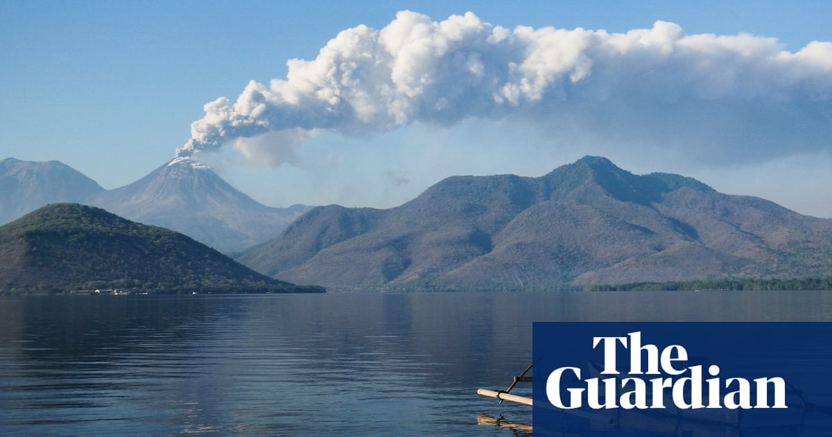 Flights resume to Bali after huge volcanic ash cloud caused Australian airlines to cancel travel | Australia news