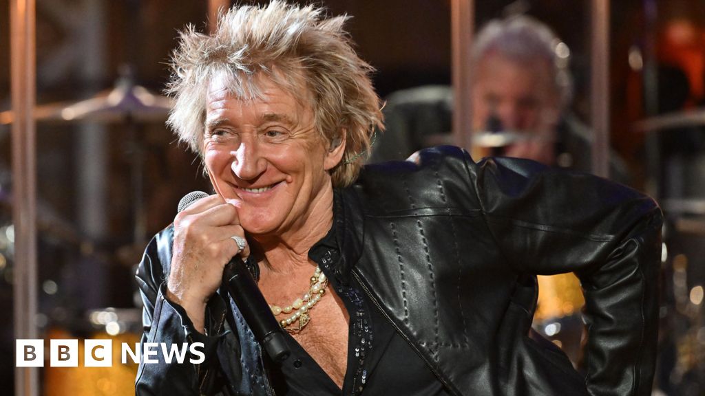 Rod Stewart to play festival's legends slot