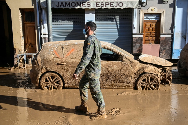 The flood left streets choked in mud in eastern Spain (JOSE JORDAN)