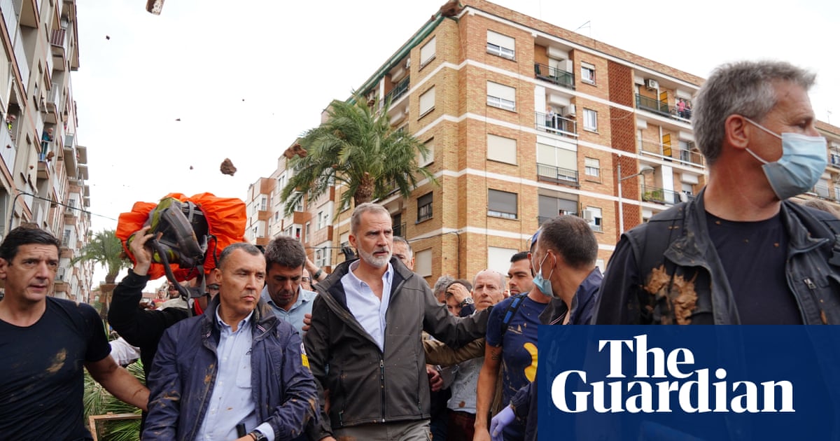 Mud and insults thrown as Spanish king and PM visit flood-hit town | Spain