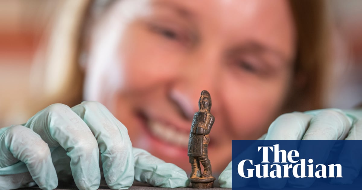 Gladiator knife handle found in Tyne ‘reflects spread of Roman celebrity culture’ | Archaeology