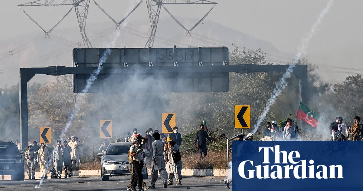 Pakistan: one killed, dozens injured as Imran Khan supporters clash with security forces | Pakistan