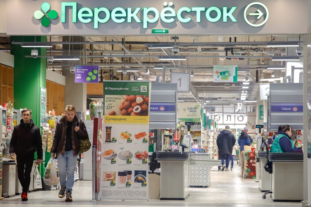 Russian hypermarkets struggle as online sales soar