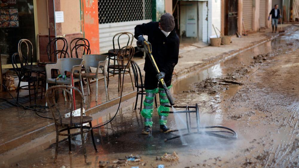 The province of Valencia is still getting back on its feet after the floods. Here a volunteer cleans the chairs of a bar in Catarroja