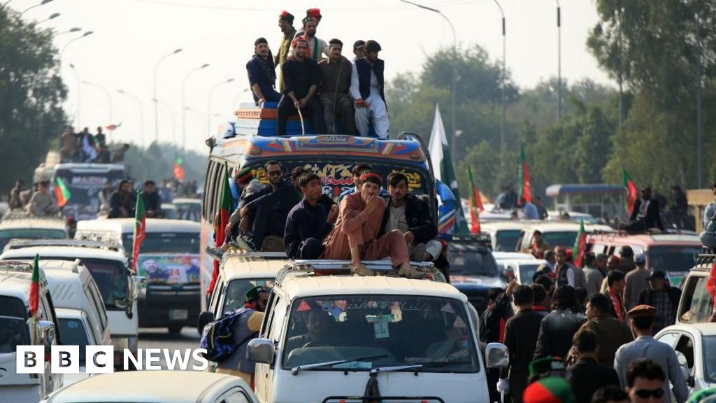 Thousands of ex-PM's supporters head to Islamabad