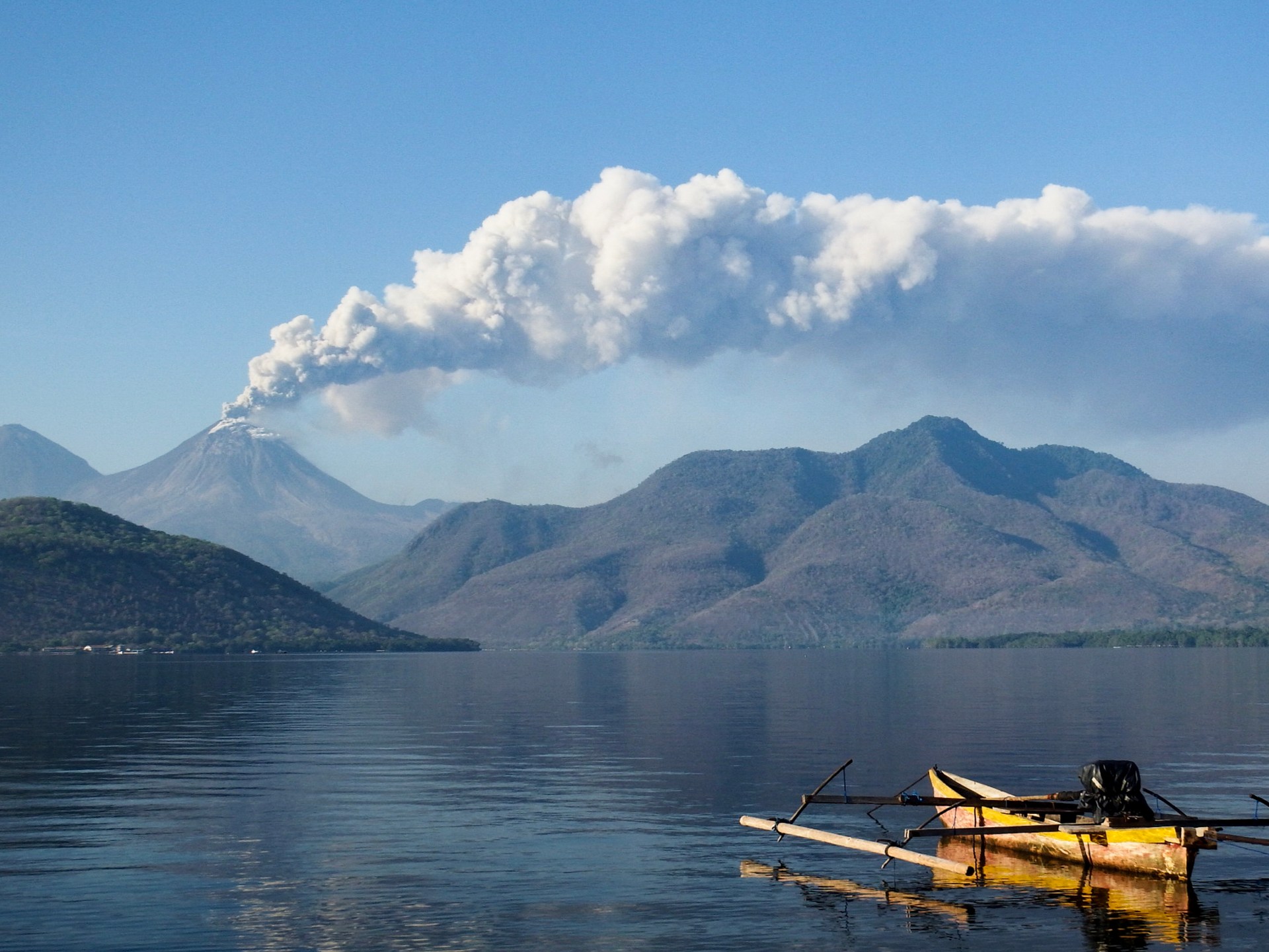 Airlines cancel Bali flights after volcano spews ash miles into the sky | Aviation News