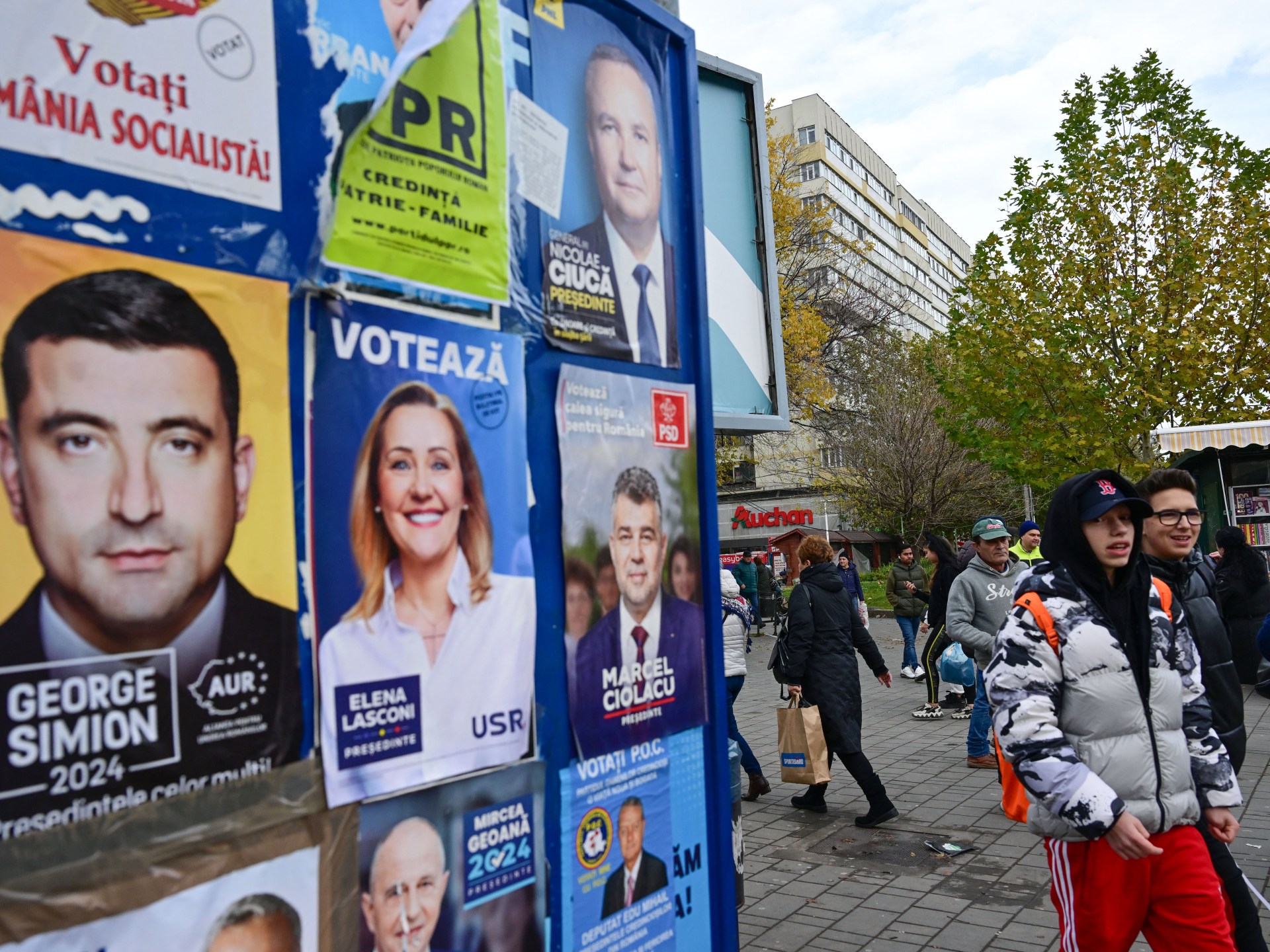 Far right in strong position as Romania votes in presidential election | Elections News