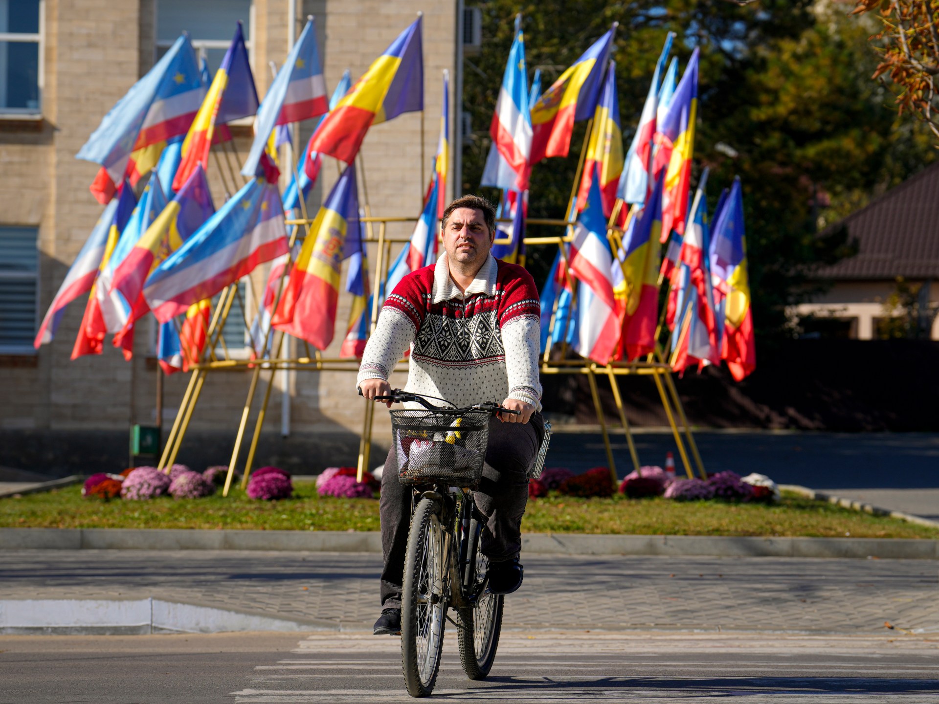 Moldovans vote in tense presidential run-off amid Russian meddling claims | Elections News