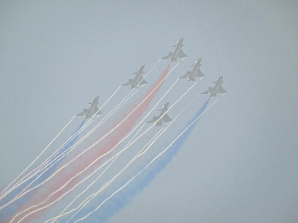 China's big air show opened with a glitzy aerial display of its fighters, but crowds couldn't see much in the smog