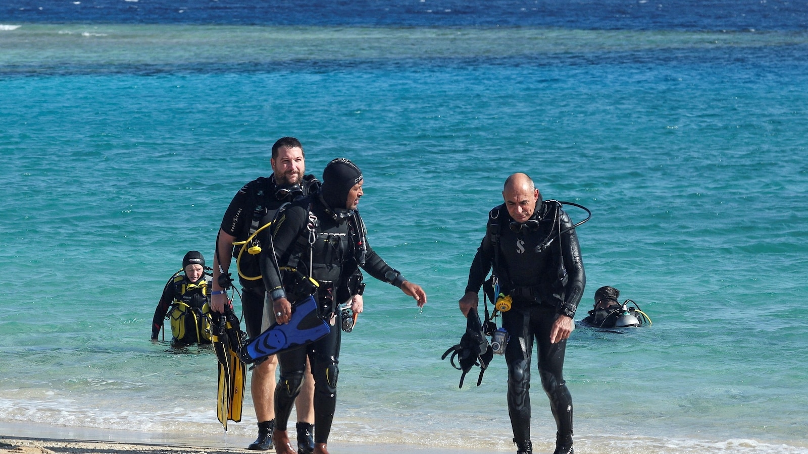 4 dead, 9 missing after tourist boat sinks off Egyptian coast, officials say