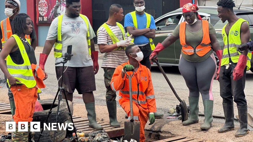 The young professionals helping to clean up Accra