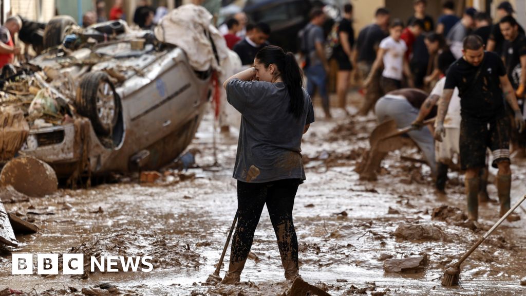 Spain flooding: Search for survivors continues