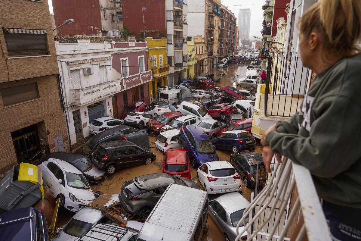 Death by water, burial by mud. Images of Spain's floods of the century