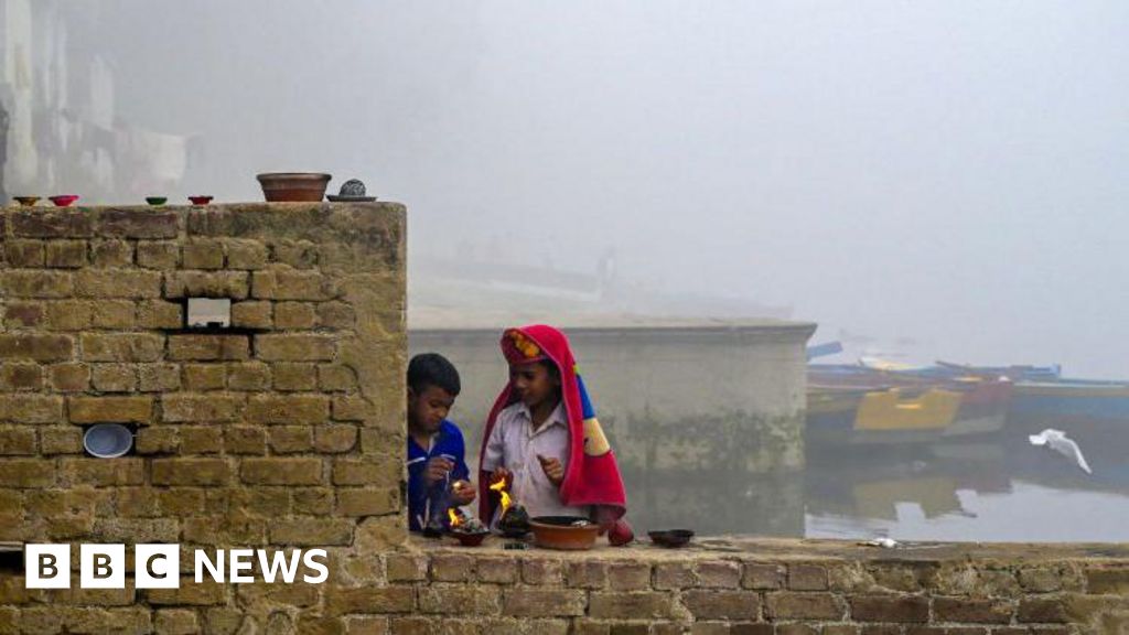 Delhi shuts primary schools as hazardous smog worsens