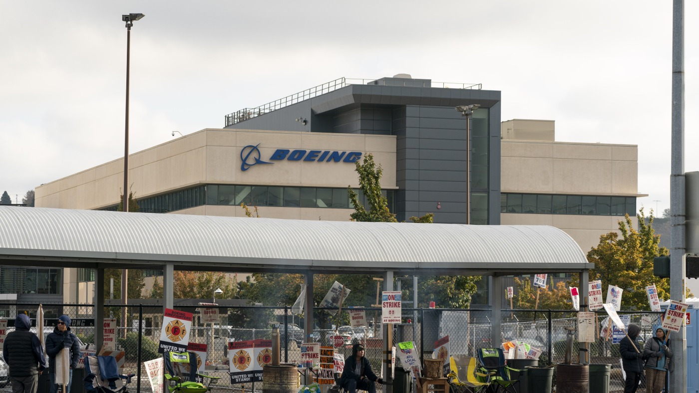 Boeing’s striking machinists to vote on latest contract : NPR