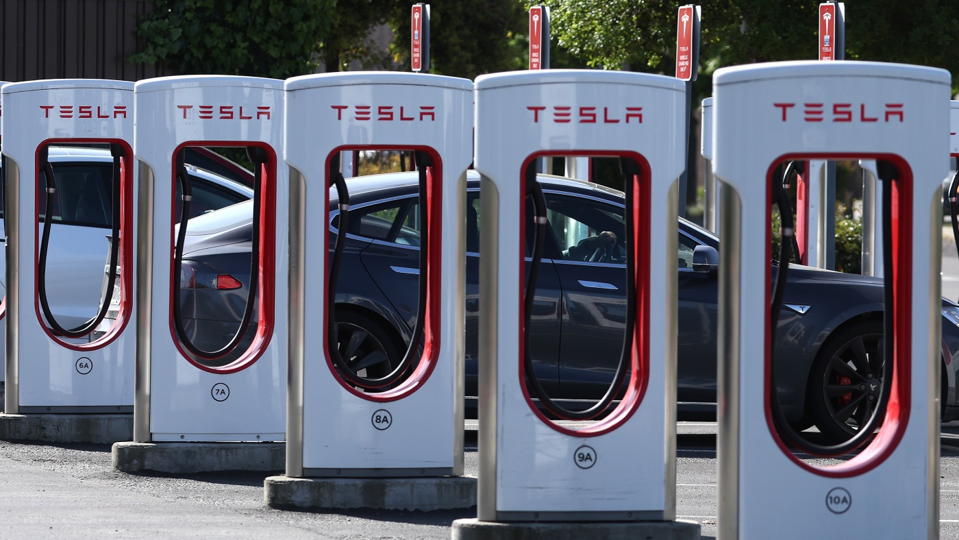 The auto industry embraces Tesla’s EV charging tech : NPR