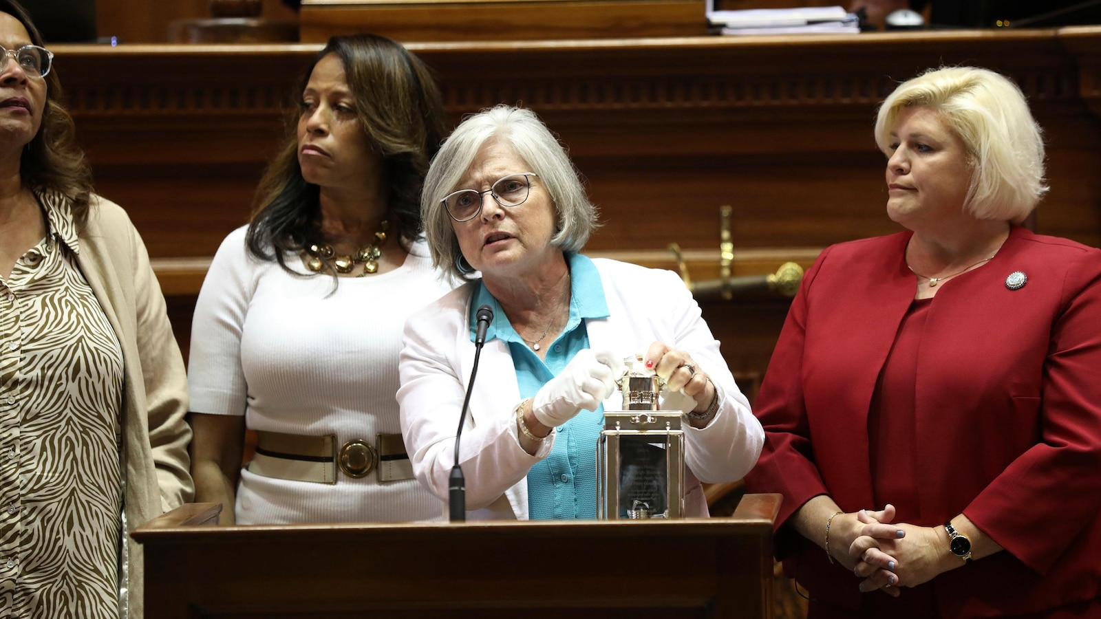 Number of women who are state lawmakers inches up to a record